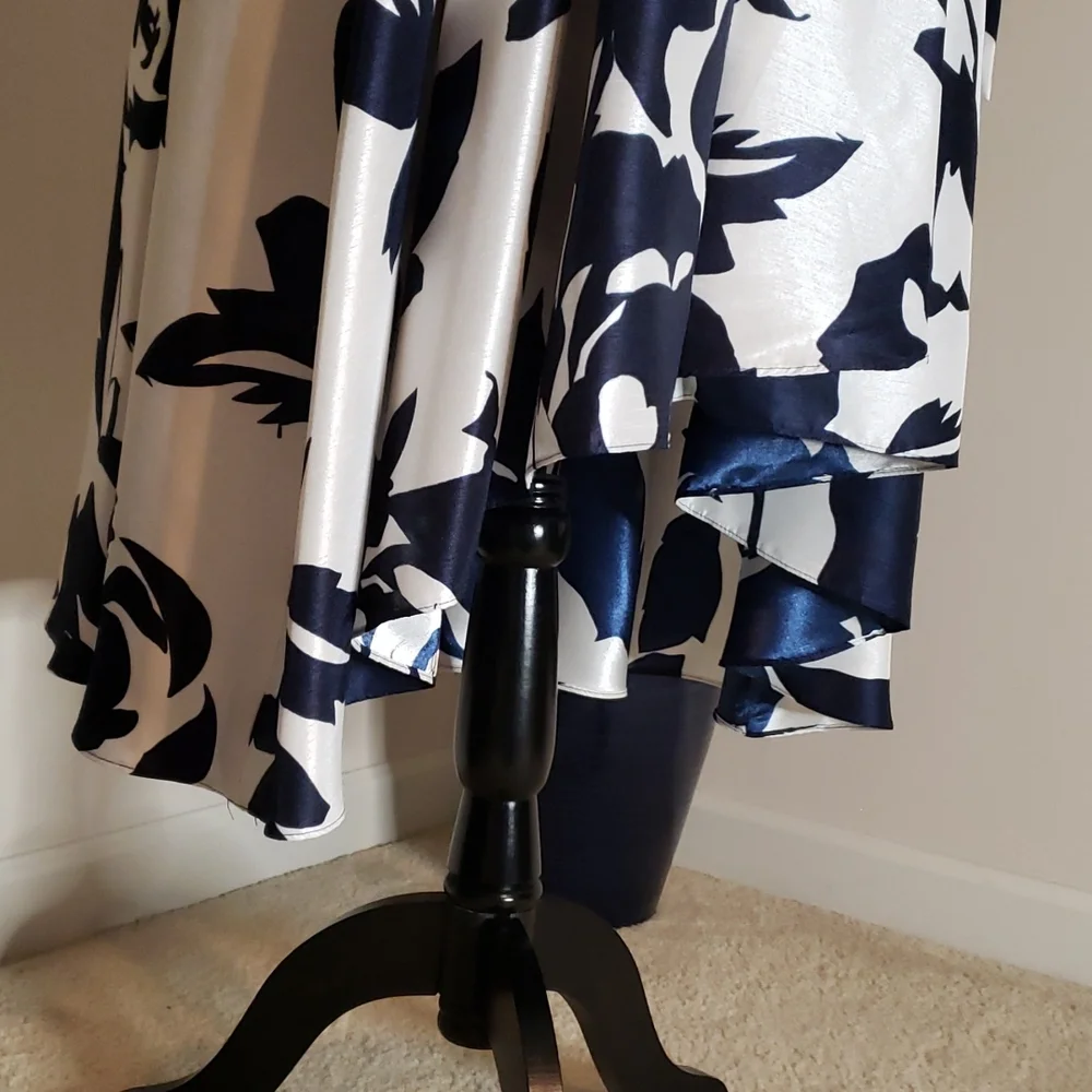 High-low navy blue and white dress, with two strands of navy blue pearls. - Picture 4 of 9